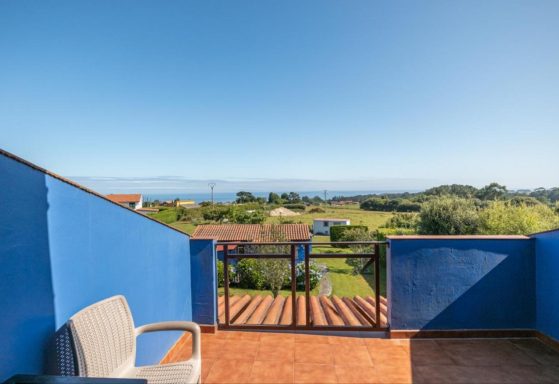 Habitaciones vistas al mar Vistas al campo desde un balcón con barandilla y creatividad en tonos azules.