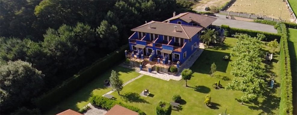 Vista general Casa rural con jardín y piscina en Asturias y vistas al mar