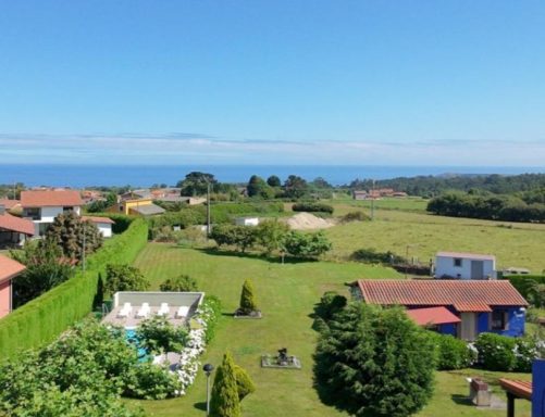 Vistas al mar Casa rural con jardín y piscina en Asturias y vistas al mar
