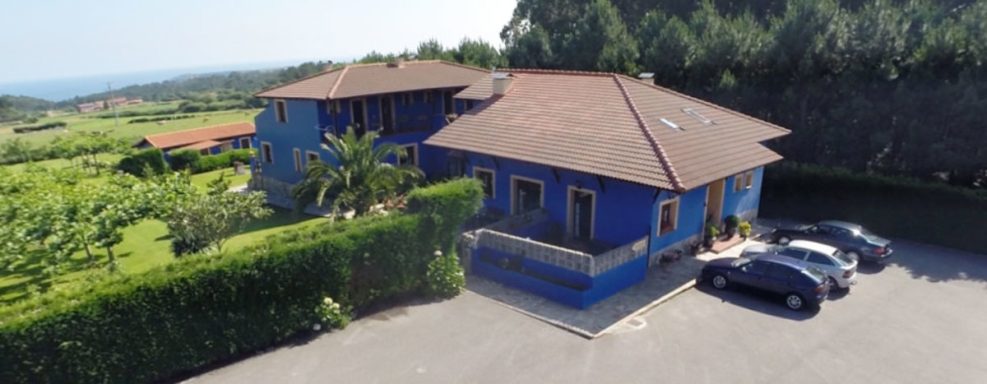 Parking privado Apartamentos rurales con jardín y piscina en Asturias y vistas al mar. parking privado. Zona infantil